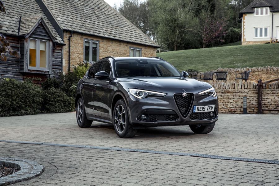  Alfa Romeo Stelvio Nero Edizione (949) 2018 года  (UK) (фото 1 из 17)